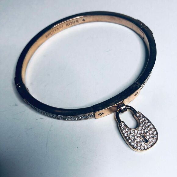 898 Michael Kors rose tone lock crystal sparkle bangle Bracelet - Picture 1 of 3